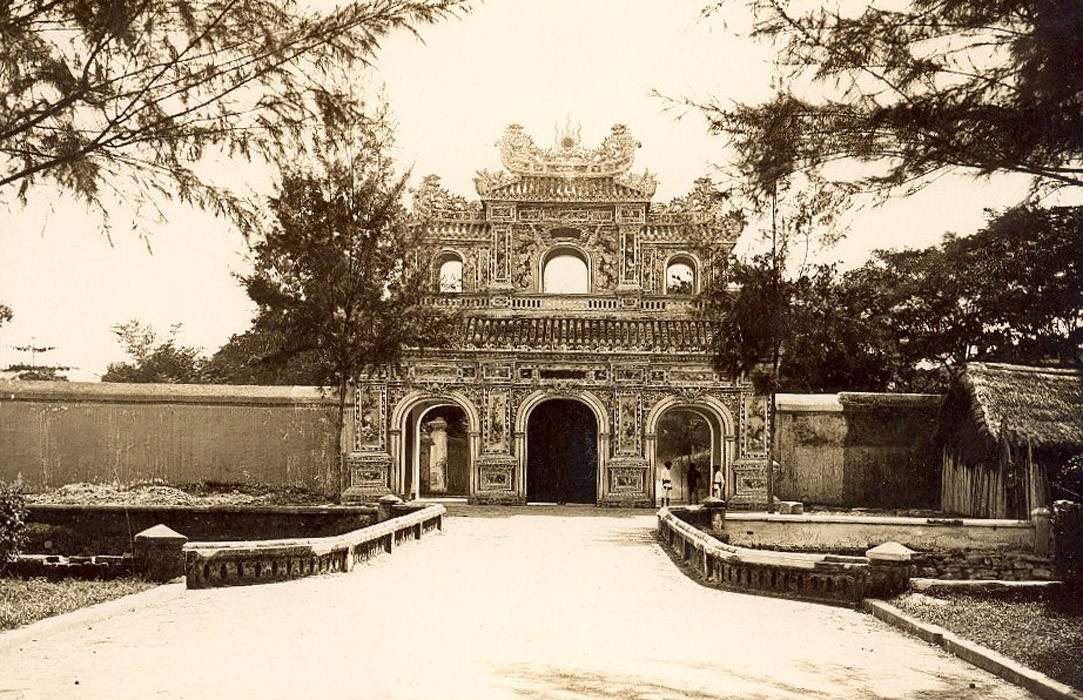 Cửa Hiển Nhơn của Hoàng thành Huế.