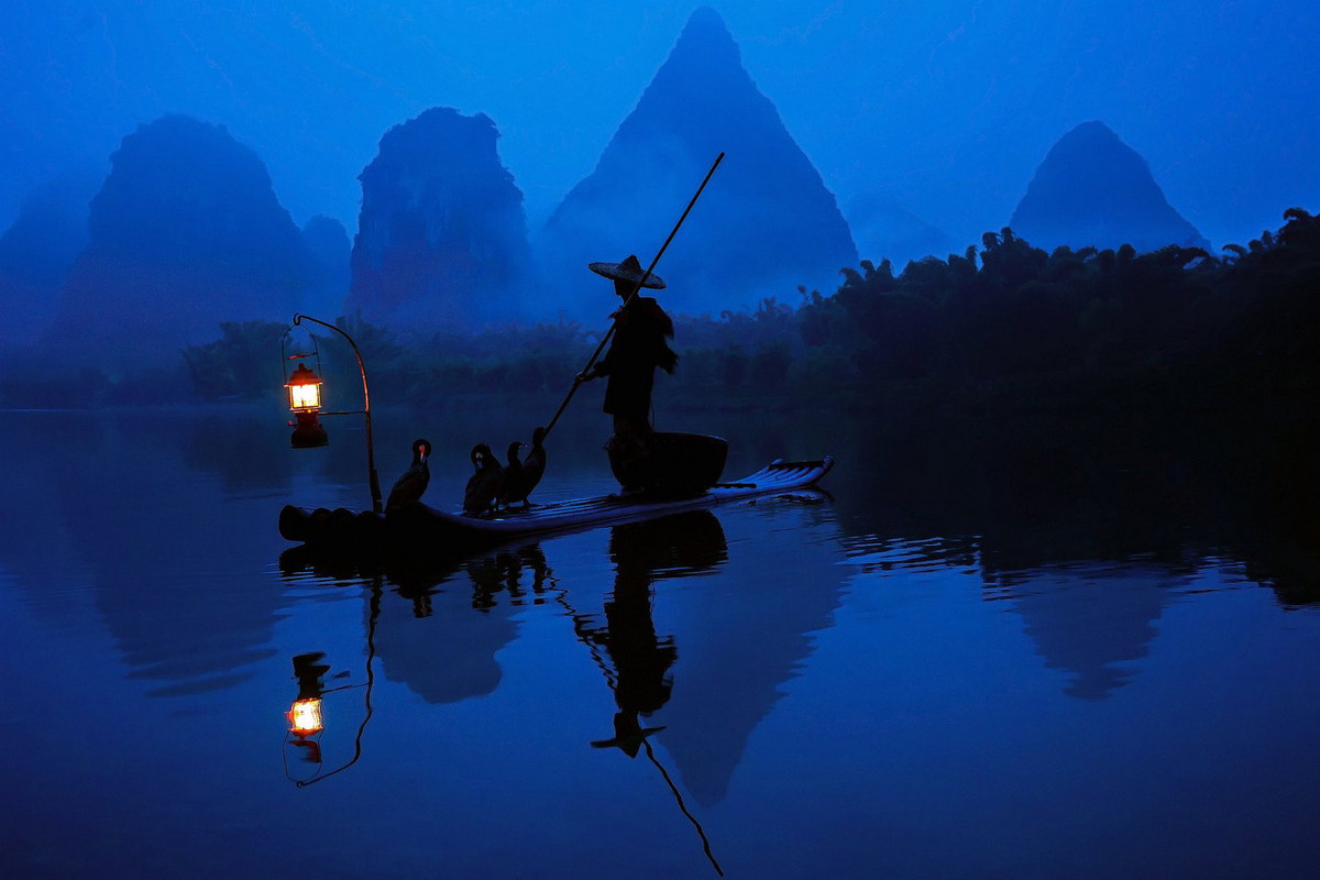 Tiếc rằng, cách đánh bắt cá hiện đại đã khiến nghề bắt cá bằng chim cốc mất dần. Cho tới nay chỉ còn lại một số người già gắn bó với nghề cổ xưa này. Ảnh: PictureCorrect.