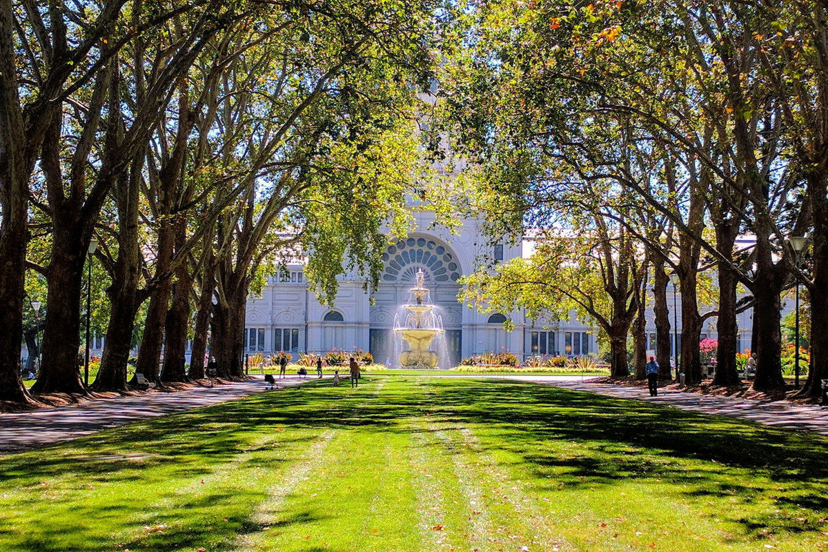 Thảm cây xanh được bài trí hài hòa làm nổi bật các con đường chính và công trình kiến trúc trong khu vườn. Ảnh: City of Melbourne.