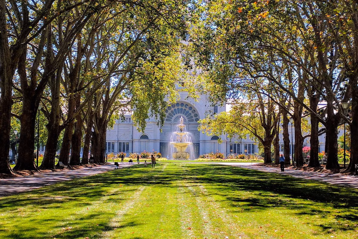 Thảm cây xanh được bài trí hài hòa làm nổi bật các con đường chính và công trình kiến trúc trong khu vườn. Ảnh: City of Melbourne.