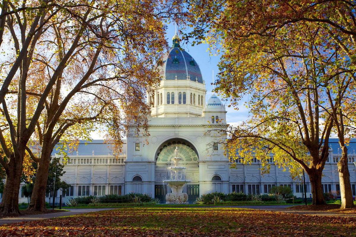 Công trình đáng chú ý nhất trong vườn Carlton là Cung triển lãm Hoàng gia. Đây là một tòa nhà bề thế mang phong cách kiến trúc Victoria. Ảnh: Expedia.