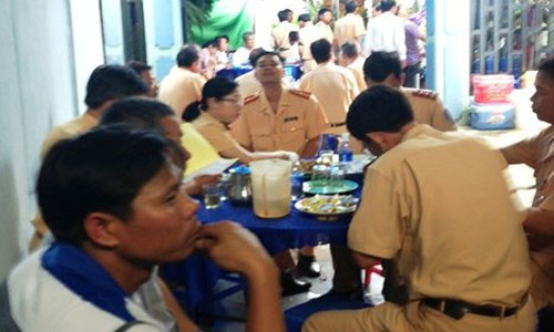 Đồng đội đến viếng tang thiếu tá trạm phó CSGT Suối Tre Trần Ngọc Sơn