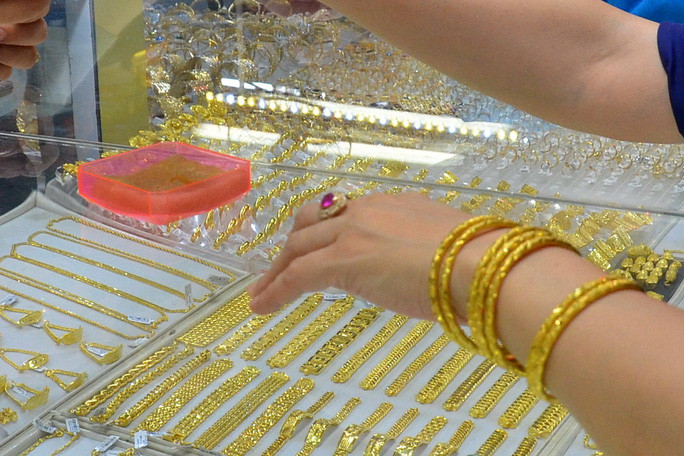 Gia vang hom nay 15-9: Tang manh, USD bi ban thao