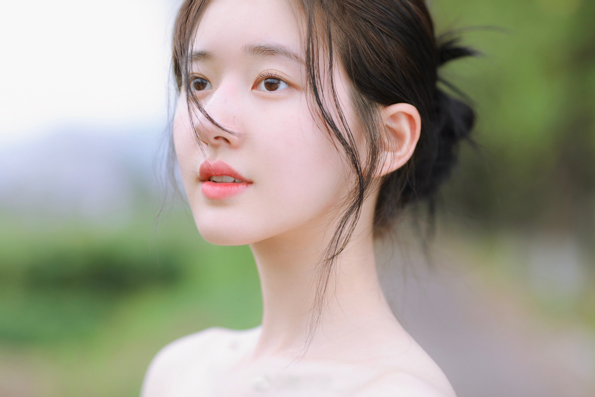 Sau khi Trịnh Sảng bị cấm hoạt động nghệ thuật, Triệu Lộ Tư có nhiều cơ hội trở thành "nữ thần thanh xuân" tiếp theo nhờ sắc vóc của mình.