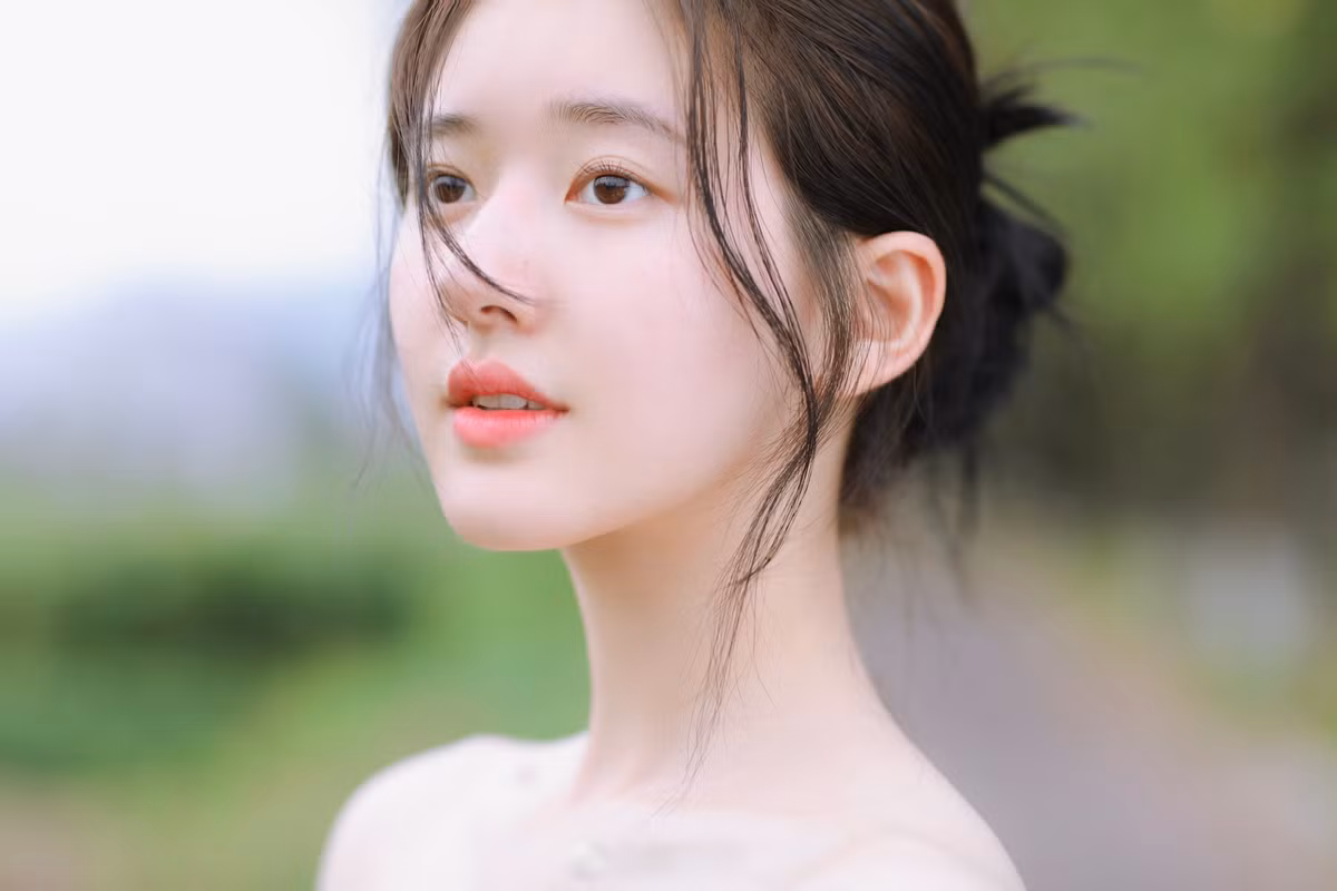 Sau khi Trịnh Sảng bị cấm hoạt động nghệ thuật, Triệu Lộ Tư có nhiều cơ hội trở thành "nữ thần thanh xuân" tiếp theo nhờ sắc vóc của mình.