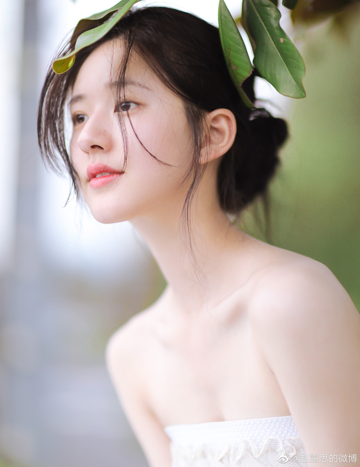 Để sự nghiệp có bước phát triển mới, Triệu Lộ Tư hợp tác với nền tảng Tencent Video, đơn vị nắm trong tay nhiều tài nguyên điện ảnh quan trọng. Tencent còn là sở hữu công ty sản xuất phim Tân Lệ, hợp tác với công ty khác là Hoa Sách nên không thiếu dự án phim để Triệu Lộ Tư lựa chọn.