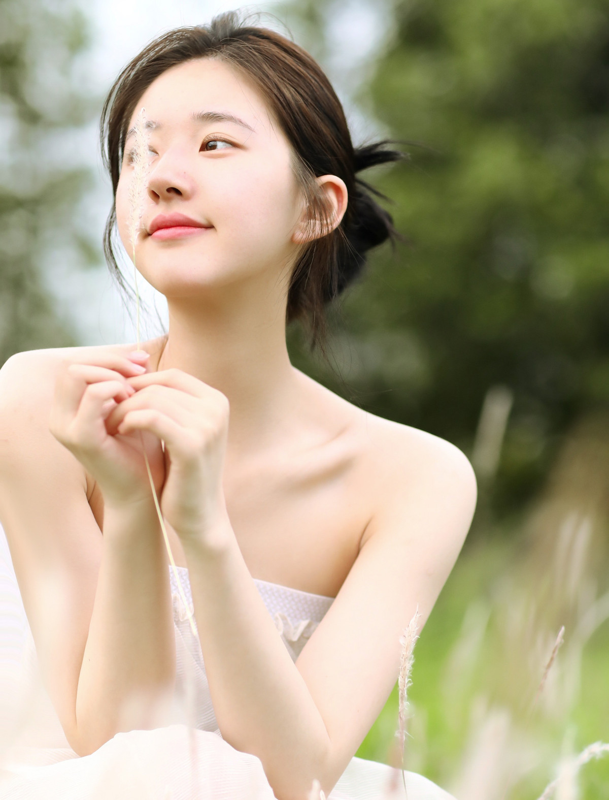 Tencent Video hết lòng nâng đỡ Triệu Lộ Tư. Công ty nhiệt tình lăng xê, nâng cao độ phổ biến danh tiếng cho nữ diễn viên. Năm 2020, Tencent đã trao giải Nữ diễn viên đột phá cho cô. Sao nữ còn được gọi với biệt danh "công chúa Tencent".