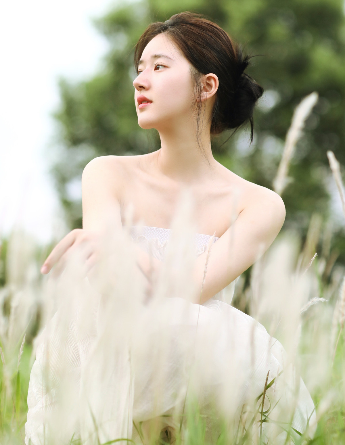 Việc kết nối với "ông lớn" Tencent Video giúp Triệu Lộ Tư nhận những dự án lớn như Trường Ca hành, Tinh hà xán lạn, Thả thí thiên hạ. Trong Tinh hà xán lạn cô hợp tác với Ngô Lỗi. Ngoài ra, nữ diễn viên còn đóng cặp với Dương Dương trong Thả thí thiên hạ. Đây đều là những tài tử 9X có danh tiếng nổi bật nhất hiện nay trong giới giải trí Hoa ngữ. Trong khi trước đó, Triệu Lộ Tư chỉ hợp tác với các bạn diễn tên tuổi hạng B.