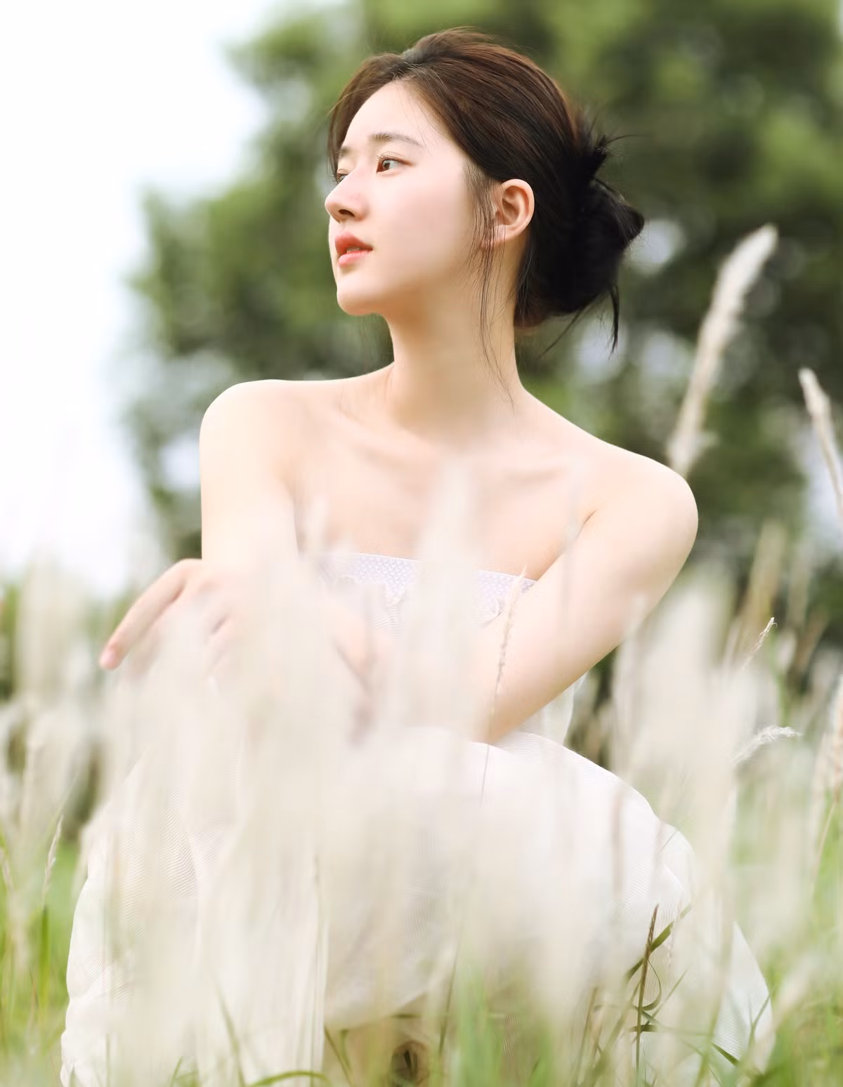 Việc kết nối với "ông lớn" Tencent Video giúp Triệu Lộ Tư nhận những dự án lớn như Trường Ca hành, Tinh hà xán lạn, Thả thí thiên hạ. Trong Tinh hà xán lạn cô hợp tác với Ngô Lỗi. Ngoài ra, nữ diễn viên còn đóng cặp với Dương Dương trong Thả thí thiên hạ. Đây đều là những tài tử 9X có danh tiếng nổi bật nhất hiện nay trong giới giải trí Hoa ngữ. Trong khi trước đó, Triệu Lộ Tư chỉ hợp tác với các bạn diễn tên tuổi hạng B.