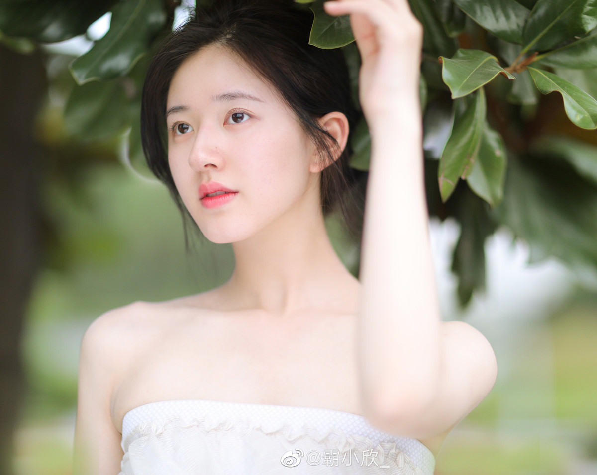 Theo Sina, dù các tác phẩm của Triệu Lộ Tư có thành công nhất định, giúp người đẹp thu về 14 triệu người theo dõi trên trang cá nhân, Triệu Lộ Tư vẫn bị đánh giá là "diễn viên mạng". Các phim của cô chỉ được chiếu online, chưa có tác phẩm nào phát sóng trên đài truyền hình.