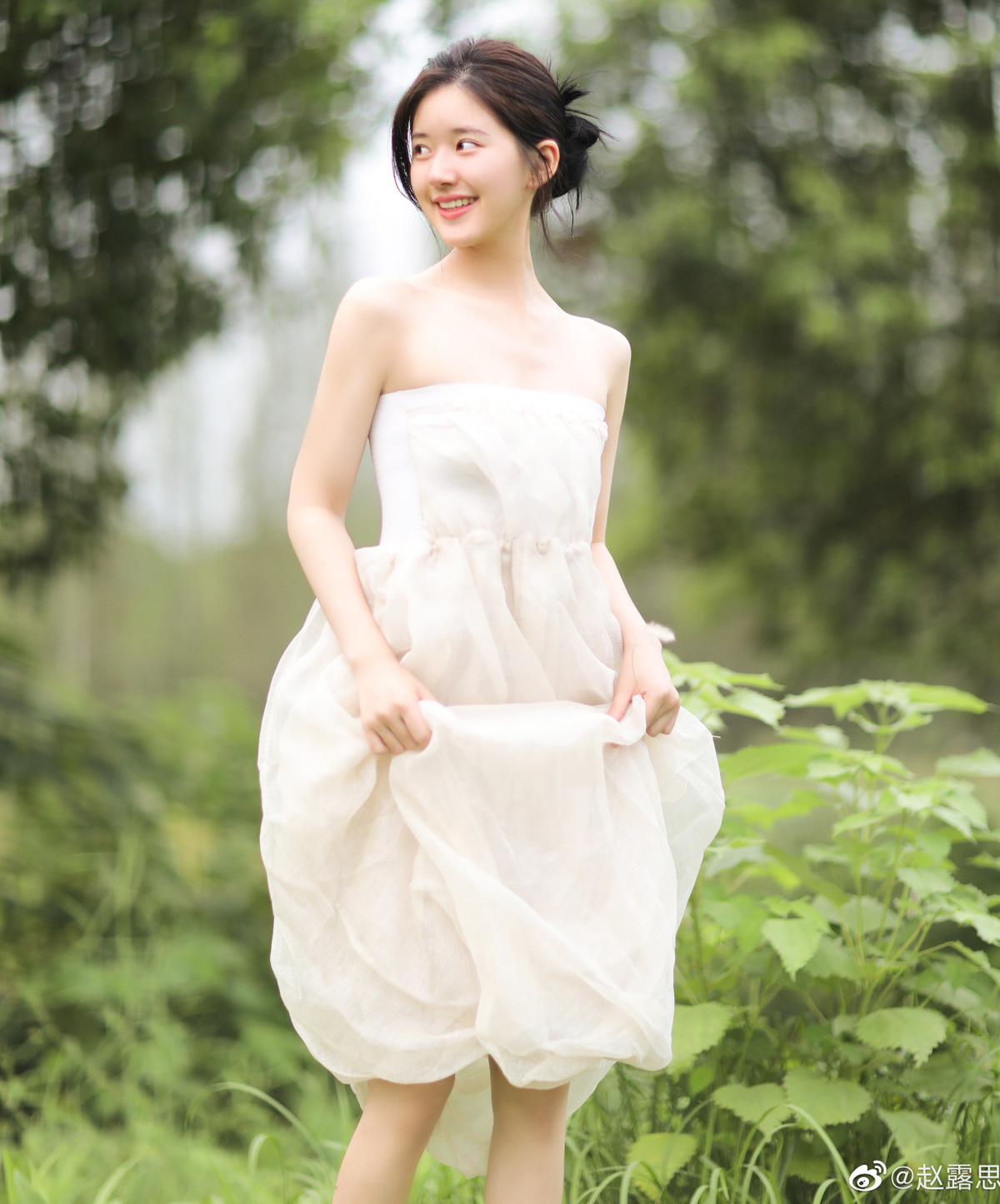 Bên cạnh các tác phẩm cổ trang thần tượng, Triệu Lộ Tư còn tham gia bộ phim Ngõ nhỏ, là một tác phẩm chính kịch, bối cảnh hiện đại có đội ngũ sản xuất chỉn chu, tiếng tăm. Do đó, Sina đánh giá cao sự hoạch định sự nghiệp của nữ diễn viên. Cô không chỉ tham gia các phim cổ trang theo thị hiếu của khán giả, mà còn thử thách với những dự án có yêu cầu cao hơn về diễn xuất.