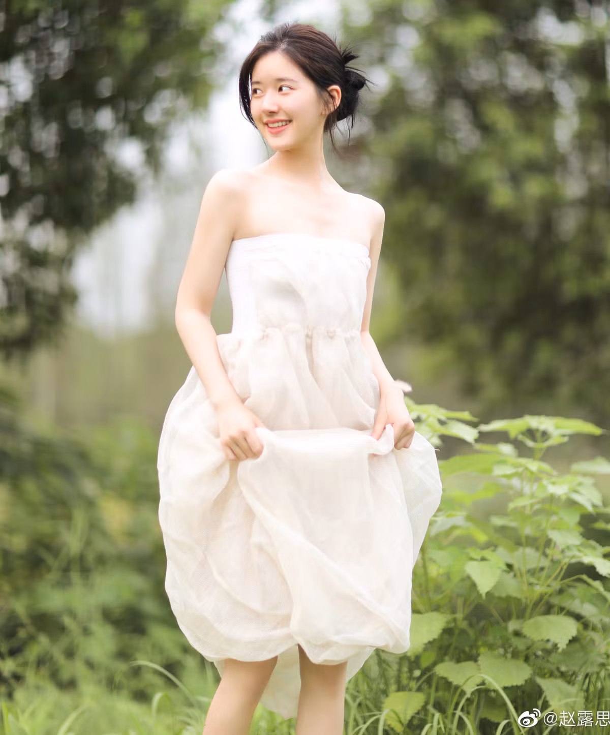 Bên cạnh các tác phẩm cổ trang thần tượng, Triệu Lộ Tư còn tham gia bộ phim Ngõ nhỏ, là một tác phẩm chính kịch, bối cảnh hiện đại có đội ngũ sản xuất chỉn chu, tiếng tăm. Do đó, Sina đánh giá cao sự hoạch định sự nghiệp của nữ diễn viên. Cô không chỉ tham gia các phim cổ trang theo thị hiếu của khán giả, mà còn thử thách với những dự án có yêu cầu cao hơn về diễn xuất.