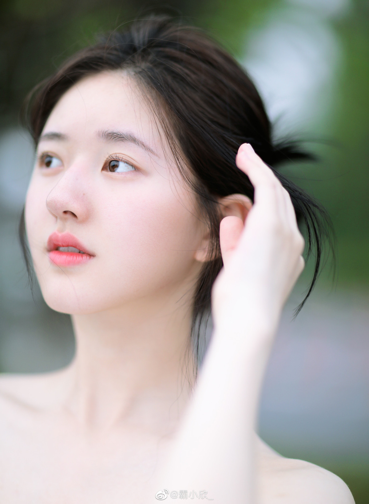 Bên cạnh đó, Sina cũng đánh giá diễn xuất của cô còn cần phải cải thiện. Thế mạnh của cô là sự kết hợp ăn ý với các tài tử, thường tạo nên cặp đôi màn ảnh đẹp. Nhờ đó, dù chỉ đóng trong các phẩm có kinh phí thấp, phim của Triệu Lộ Tư vẫn có nhiều khán giả trẻ theo dõi. Điểm yếu của cô là lựa chọn vai diễn chưa đa dạng. Song, với việc ngày càng nổi tiếng, Triệu Lộ Tư sẽ có nhiều cơ hội lựa chọn kịch bản hơn.