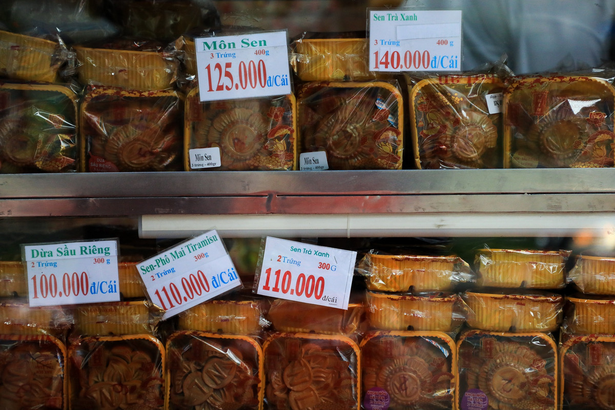 Nhân bánh tại cửa hàng này khá đa dạng như yến vi cá, thập cẩm gà quay, sầu riêng,... với giá từ 85.000 đến 265.000 đồng.