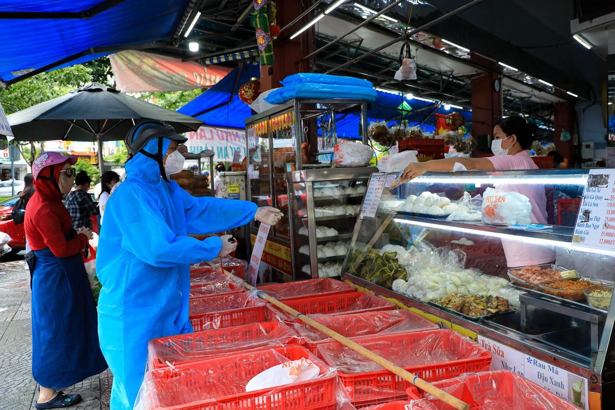 "Tôi mua bánh bao ăn lót dạ, chứ bánh Trung thu năm nay nghe xa xỉ quá", anh Đức Chung, tình nguyện viên chăm sóc F0 nói. Theo anh, mọi người đều vất vả trong cuộc chiến chống Covid-19. Anh mong mọi người gác lại chút niềm vui riêng, chấp nhận một mùa Trung thu khác biệt để thành phố mau khỏi dịch.