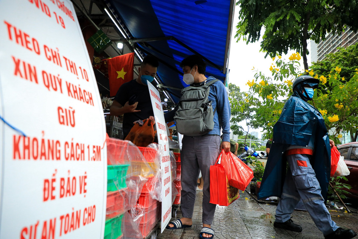 Bánh Như Lan (quận 1) là tiệm hiếm hoi còn mở cửa bán trực tiếp. Nơi đây phục vụ thực phẩm chế biến sẵn cho lực lượng công an, bộ đội, cán bộ y tế tuyến đầu.
