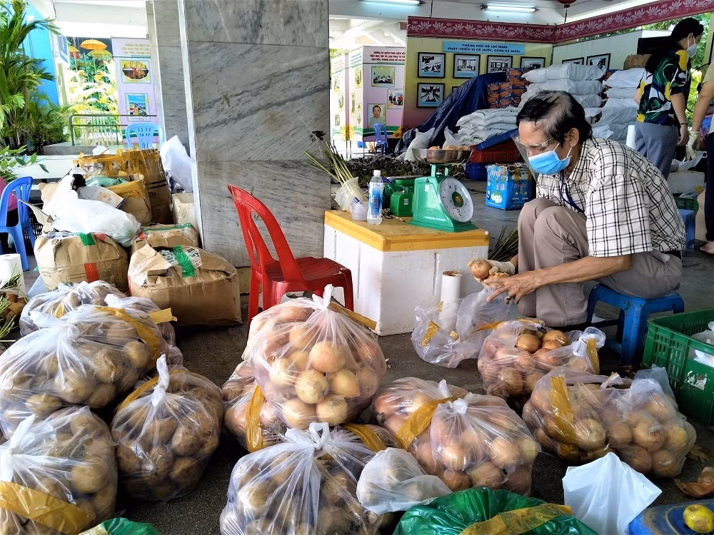 COVID-19: Bat ngo co giao lam nhan vien chot don, anh dan quan ship hang-Hinh-5