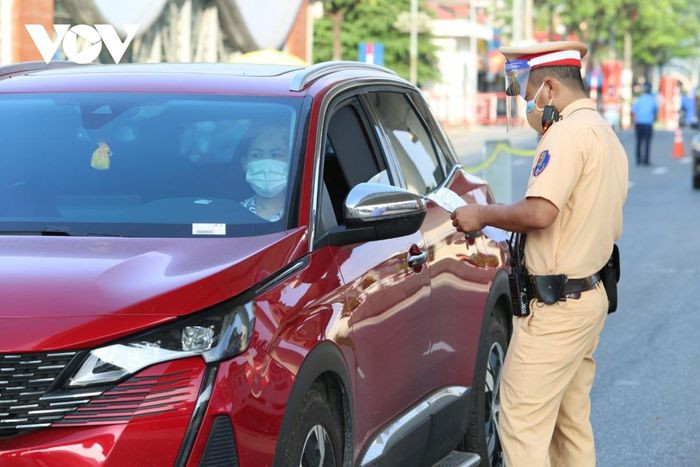 CA Ha Noi xu phat 72 truong hop khong co giay di duong theo quy dinh-Hinh-2