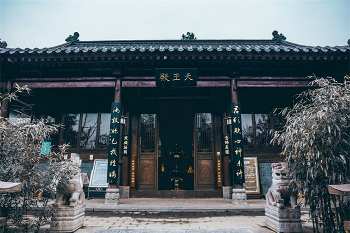 Điều này cho thấy, người ta không muốn bất kỳ điều gì phá vỡ đi sự yên bình, khoan thai bên trong ngôi chùa Quan Âm cổ kính này. Đó cũng là lý do nơi này không phải là một địa điểm du lịch.