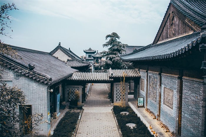 Có thể thấy rằng sự sùng kính Phật bà Quan Âm tại đây bắt nguồn từ cây bạch quả ngàn năm tuổi, chứ không hề liên quan gì tới ngôi chùa cổ. Hầu hết mọi người đều chỉ để ý đến cây bạch quả mà không biết rằng sức hấp dẫn thực sự của ngôi chùa Phật Bà Quan Âm cổ kính nằm ở lịch sử, văn hóa và cả quá trình tu hành khổ hạnh của các nhà sư.