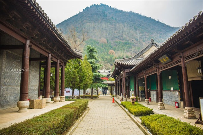 Ngày càng có nhiều người tìm tới núi Chung Nam và chùa Quan Âm để nhìn thấy cây bạch quả nổi tiếng.