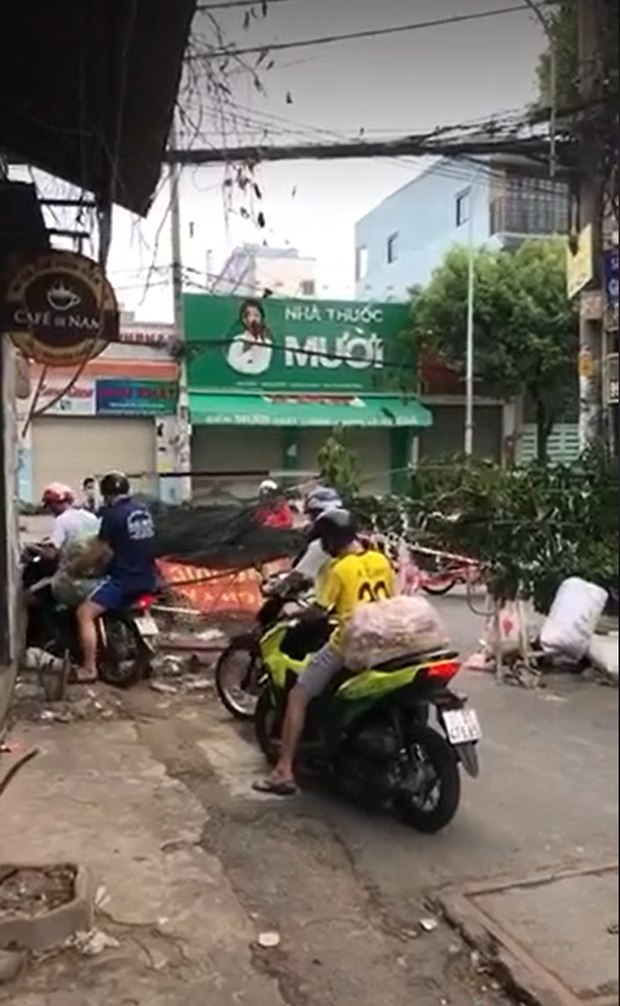 Phan no nhom nguoi lao xe qua rao cach ly