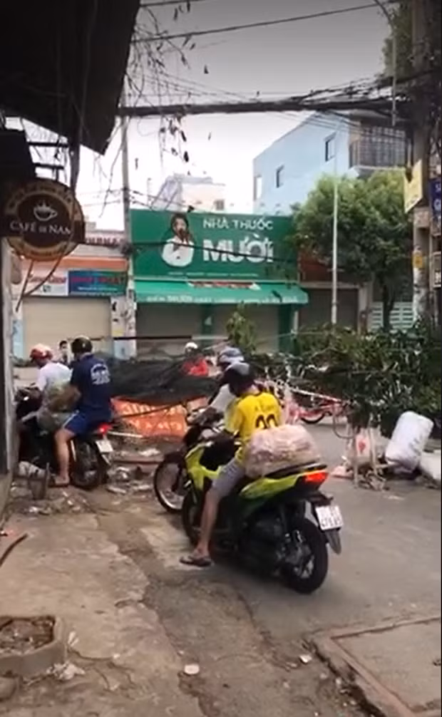 Phan no nhom nguoi lao xe qua rao cach ly