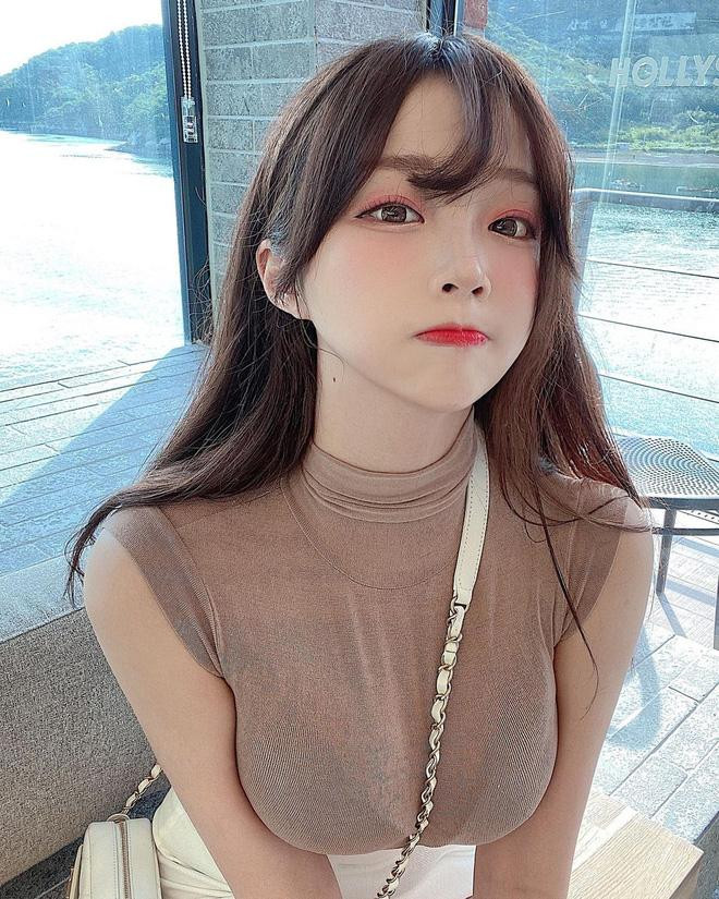 Khoe vong mot khung, nu streamer khien nguoi xem 