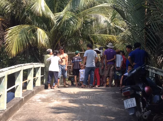 Rất đông người dân địa phương đến theo dõi vụ việc