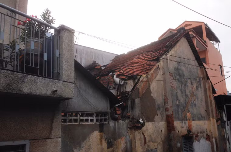 Theo người dân địa phương: "Căn nhà này không biết được xây dựng từ khi nào nhưng là nơi sinh sống của đại gia đình với gần 10 nhân khẩu".