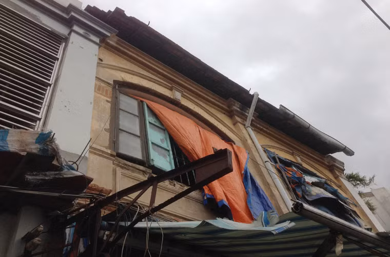 Còn đây là 2 căn nhà liền kề trên đường Võ Văn Kiệt, phường Cô Giang quận 1 cũng trong tình trạng cũ nát. Mái ngói có nguy cơ đổ sập bất cứ lúc nào nhất là thời điểm đang vào mùa mưa bão...