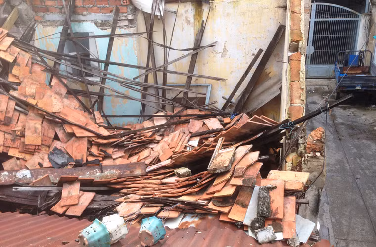 Tuy nhiên, do xuống cấp nghiêm trọng, cột kèo mục nát nhưng không được sửa chữa nên đã đổ sập. Rất may trước khi xảy ra sự cố, cả gia đình này đã kịp dời đi nơi khác nên đã không gây thiệt hại đáng kể.