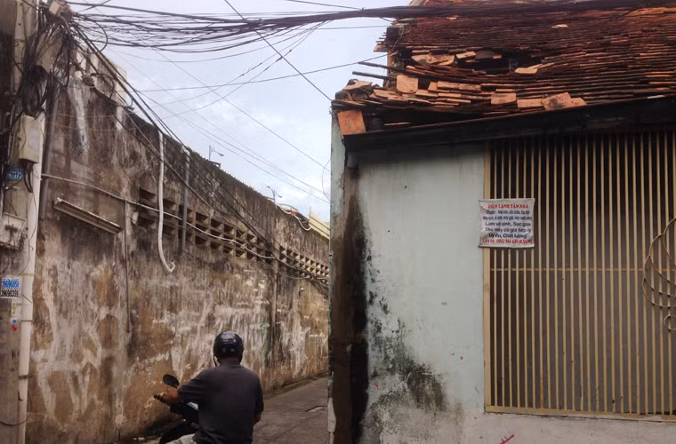 Hiện, căn nhà nằm ngay khúc cua ra vào hẻm đông người qua lại, bức tường nhà nứt nẻ, mái ngói quằng nặng trên dàn cột kèo mục nát nên người dân lo sợ tai họa sẽ xảy ra bất cứ lúc nào.