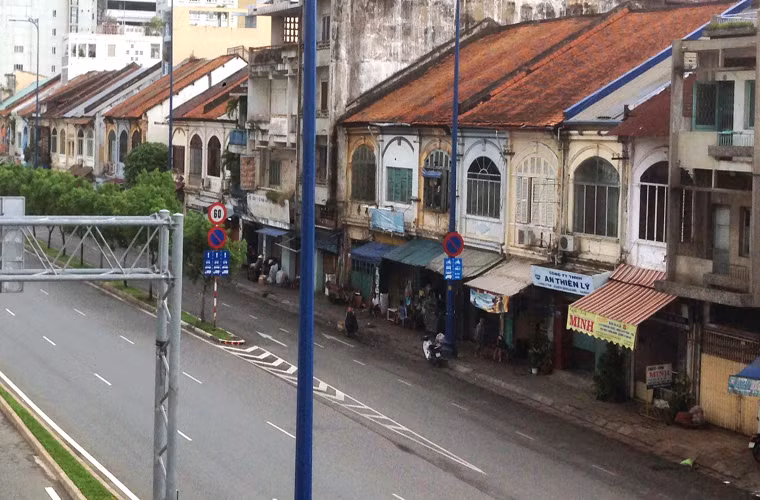 Vụ sập nhà người dân xảy ra trên địa bàn phường Nguyễn Thái Bình, quận 1 vào rạng sáng 23/6 dù không gây thiệt hại về người nhưng cũng là tiếng chuông báo động cho hàng loạt căn nhà lâu năm, xuống cấp đang tồn tại ở Sài Gòn. Theo ghi nhận của Kiến Thức, trên tuyến đại lộ hiện đại bậc nhất TP HCM qua địa bàn quận 1, nhiều căn nhà như "răng bà già" đang là nơi cư ngụ của hàng trăm con người.