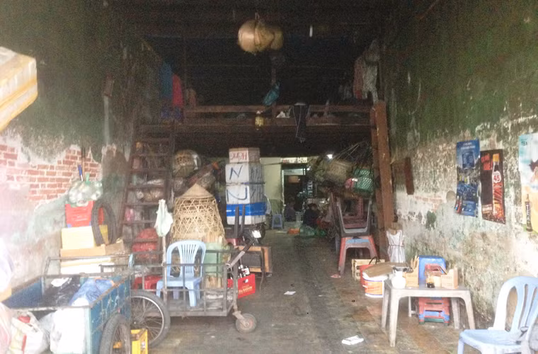 Căn nhà này chưa từng được sửa chữa và nguy cơ đổ sập là điều khó tránh khỏi. Vậy mà nơi đây được ngăn chia làm nơi buôn bán, sinh sống của nhiều người dân.