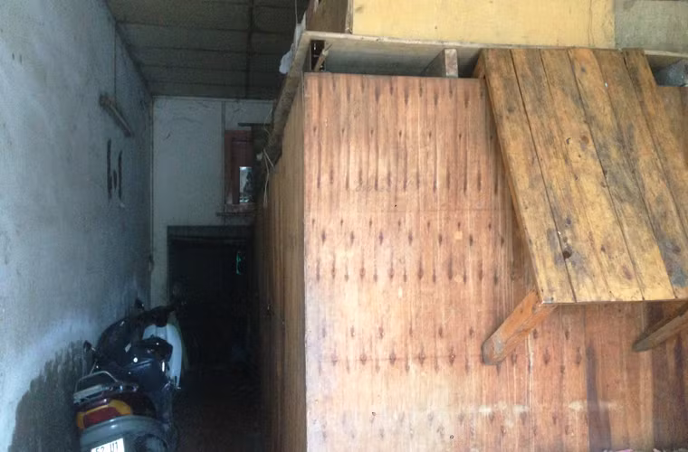 Dù vậy, nơi đây vẫn được ngăn thành nhiều phòng cho thuê với hàng chục người tá túc. "Là dân lao động nên thuê được chỗ ở giá rẻ là mừng. Còn việc nhà hư, xuống cấp thì chủ nhà lo, đến đâu hay đến đó", chị L., quê ở Quảng Ngãi vào Sài Gòn thu mua phế liệu, chia sẻ.