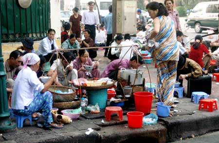 Hàng quán vỉa hè rất dễ gây ngộ độc cho các sĩ tử đi thi.