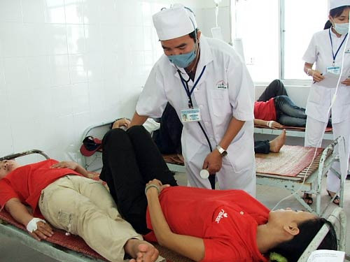 Bác sĩ đang chăm sóc bệnh nhân bị ngộ độc.