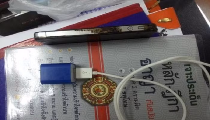 Thông thường thì đầu vào của sạc được nối thẳng tới điện lưới (~220VAC). Do vậy, khi chất lượng của sạc không tốt, linh kiện bộ sạc bị hỏng thì mức điện áp đầu ra của sạc tới điện thoại không chỉ là 3-5V nữa và người sử dụng có nguy cơ điện giật do tiếp xúc với điện lưới.