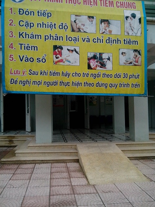 Quy trình tiêm chủng được phổ biến rộng rãi đối với cán bộ thực hiện và cho cả phụ huynh đưa con đi tiêm theo dõi.