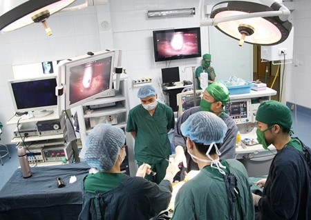 Cũng theo TS Hiền, ưu điểm lớn nhất ngoài sự chính xác, các ca phẫu thuật do robot thực hiện thường ít gây chảy máu và điều đó đồng nghĩa với việc không cần phải truyền máu, bệnh nhân hồi phục nhanh hơn