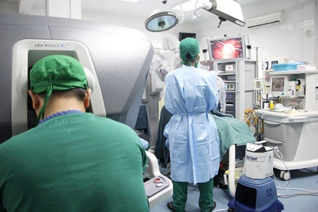 Hiện phẫu thuật nội soi robot mới ra đời nhưng đã và đang phát triển nhanh ở các nước tiên tiến.