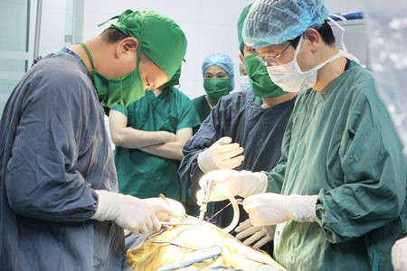 TS. Phạm Duy Hiền, Phó trưởng khoa Ngoại - bệnh viện Nhi Trung ương, phẫu thuật viên chính của ca mổ cho biết, phương pháp phẫu thuật nội soi bằng robot rất hiệu quả đối với các bệnh như: u nang ống mật chủ, phình đại tràng bẩm sinh, thận ứ nước, teo đường mật, bắc cầu động mạch vành, chỉnh sửa van tim...