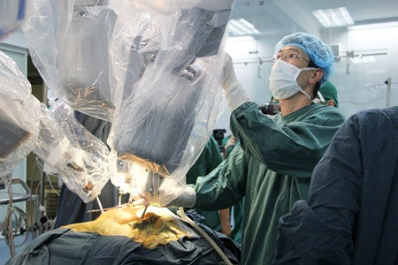 Được biết, trung tâm ứng dụng robot trong phẫu thuật nội soi chính thức đi vào hoạt động từ ngày 27/2/2014. Tính đến thời điểm này đã phẫu thuật thành công cho 19 bệnh nhi. Mục tiêu trong năm 2014, bệnh viện Nhi Trung ương sẽ phẫu thuật 100 ca có sử dụng robot.