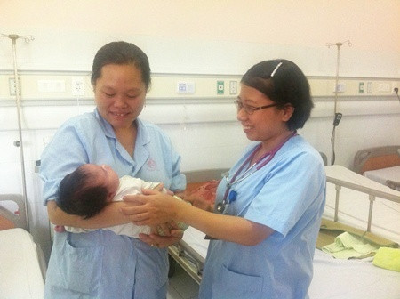 Ths.Bs Nguyễn Thị Lam Hồng người trực tiếp điều trị cho cháu Hải vui mừng khi cháu xuất viện mạnh khỏe. Ảnh: Khánh Chi.