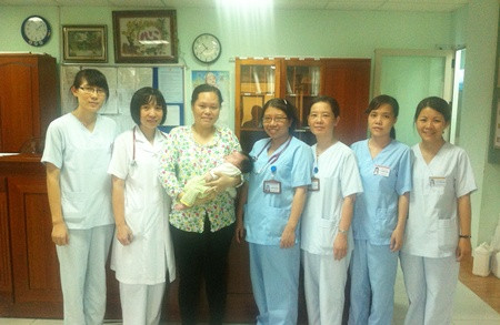 Gia đình cháu Hải và đội ngũ y bác sĩ đã chăm sóc và điều trị cho cháu. Ảnh: Khánh Chi.