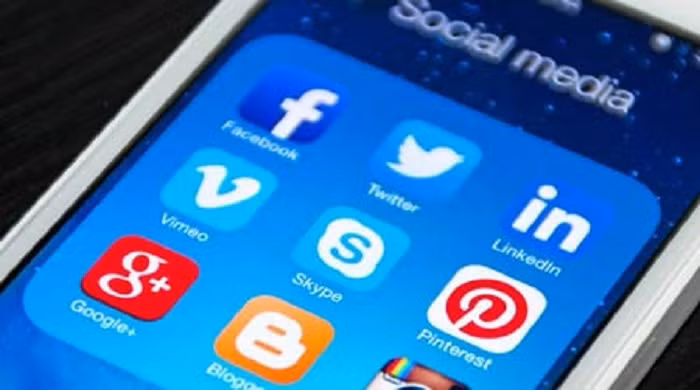 Bong võng mạc vì nhắn tin: Đó là trường hợp xảy ra ở Trung Quốc khi một thanh niên ở trong bóng tối nhắn tin với bạn gái suốt nhiều giờ liên tục bằng ứng dụng tin nhắn trên điện thoại smatphone.