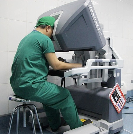 Các chuyên gia phẫu thuật trong điều kiện hoàn toàn vô trùng và có độ an toàn cùng xác xuất thành công rất cao. Ở nước ngoài, giá cho một ca phẫu thuật nội soi có hỗ trợ robot khoảng 30.000 USD (600 triệu đồng), còn ở Việt Nam chỉ tốn khoảng 50-70 triệu đồng. Tuy nhiên, hiện những ca phẫu thuật bằng robot tại Bệnh viện Nhi Trung ương đều được thực hiện hoàn toàn miễn phí.