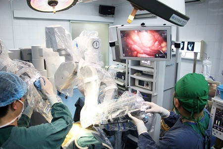 Theo các chuyên gia, phẫu thuật nội soi bằng robot khắc phục được những hạn chế của phẫu thuật nội soi thông thường. Bằng hình ảnh không gian 3 chiều, phẫu thuật viên có thể quan sát sâu hơn, chính xác hơn so với hình ảnh không gian 2 chiều.