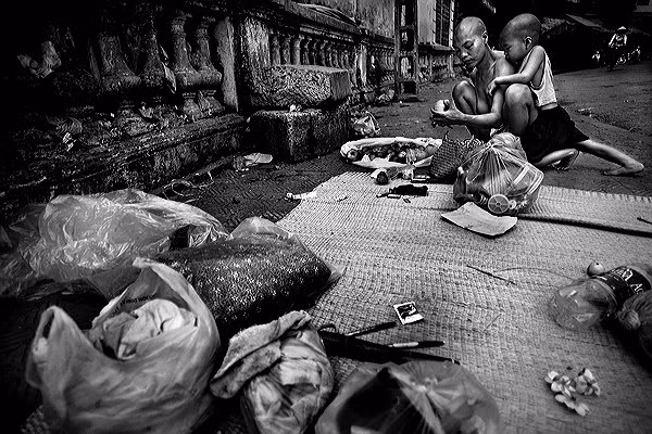 Mùi lục túi trái cây người ta cho đêm hôm trước, lựa ra những quả hư thối, trong khi Phả đưng ôm lưng mẹ. Mùi không có nhiều và luôn luôn bày tài sản của mình trên tấm chiếu, sửa soạn trước khi đi bộ đến sông Hồng.